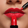 Geschminkte rote Lippen, vor denen der verwendete Lippenstift und Lip Liner gezeigt werden (Perfect Color Lipstick Nr. 803 und Soft Lipliner Waterproof Nr. 108)
