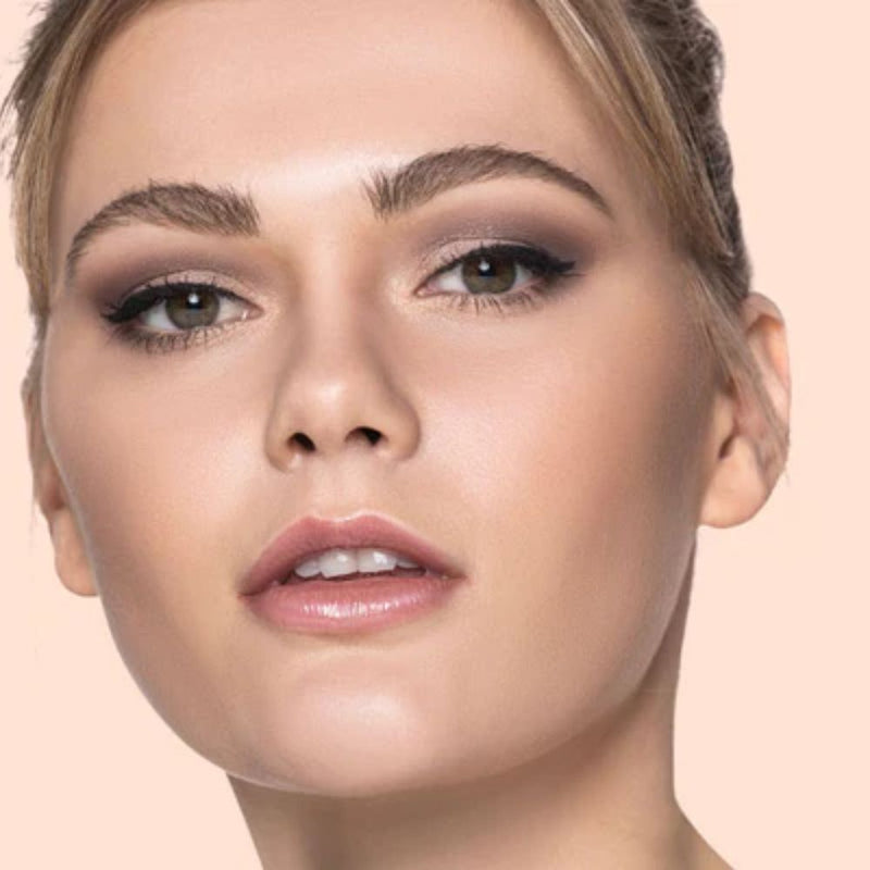 Frau mit einem Augen Make-up das ideal für Schlupflider geeignet ist