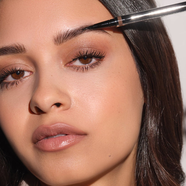 Model betont die Augenbrauen mit einem Augenbrauenstift in aschbraun und verleiht dem Look durch definierte Brauen mehr Ausdruck.