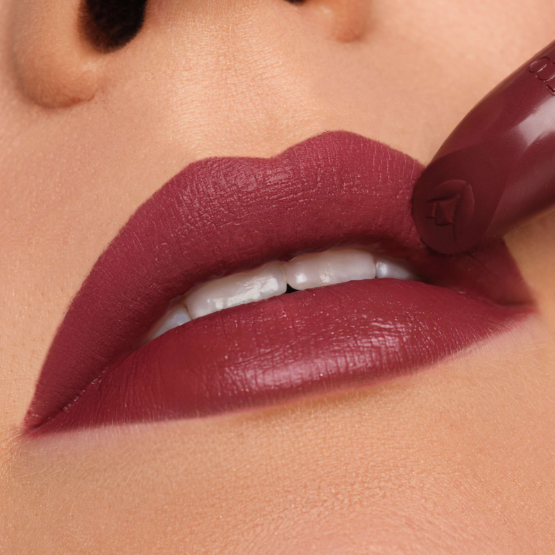 Lippen mit aufgetragenem Couture Lipstick Refill in Nummer 294 - date night.