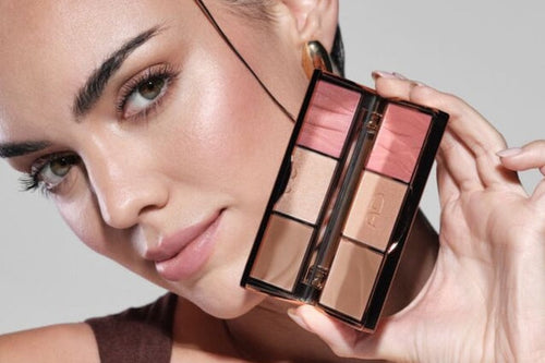 Model hält eine Gesichtspalette in die Kamera