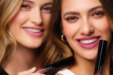 Zwei Models mit Mat Passion Lip Fluid in der Hand.