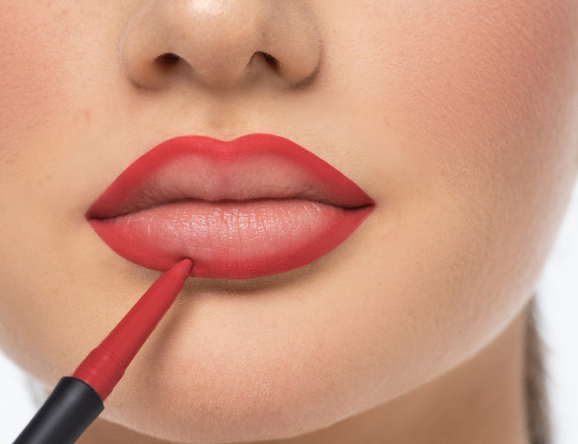 Auftrage eines Lipliner für eine schöne Lippenkontour