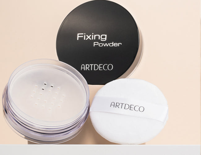 Make-up mit transparenten Puder fixieren