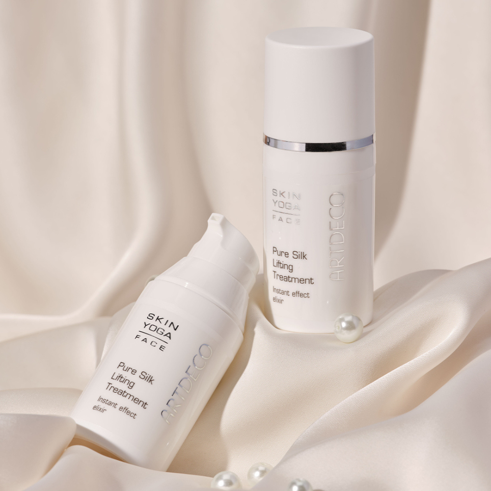 Produktbild von zwei Pure Silk Lifting Treatments, welche auf einem weichen beigen Stoff stehen.
