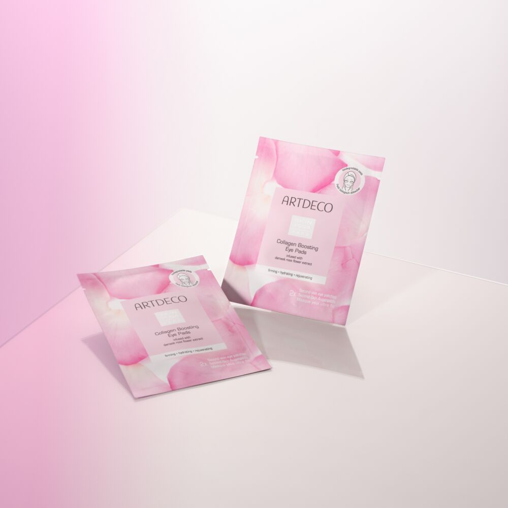 Produktbild mit zwei Collagen Boosting Eye Pads auf einem pinken Hintergrund