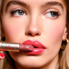 Close-up auf Gesicht des blonden Models mit Fokus auf die Lippen. Sie trägt den neuen Perfect Color Lipstick N°872 im limitierten Design