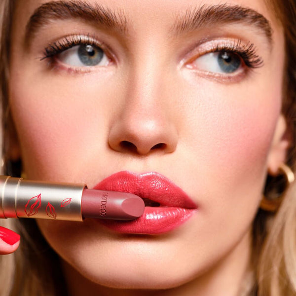 Close-up auf Gesicht des blonden Models mit Fokus auf die Lippen. Sie trägt den neuen Perfect Color Lipstick N°872 im limitierten Design