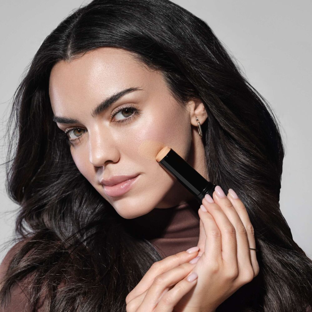Anwendungbild des Skin Perfecting Face Stick aus der Your Skin Perfected-Kollektion von ARTDECO
