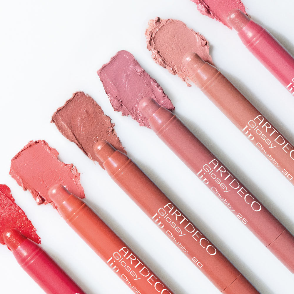 Alle Artdeco Glossy Lip Chubbys auf weißem Hintergrund mit jeweiligem Texturswatch.