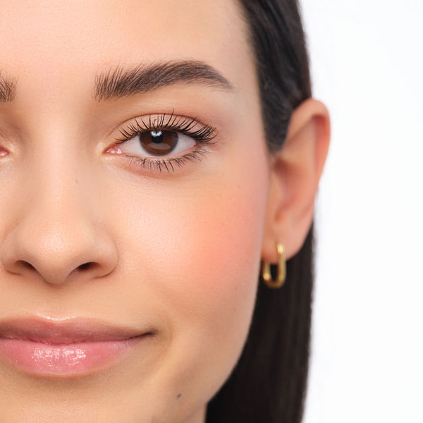 Geschminktes Gesicht mit Feather Brows.