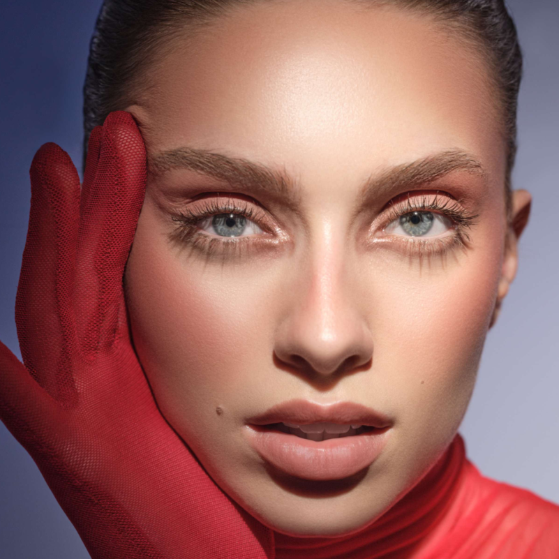 Dein Look für das Element Feuer mit dem Galactic Blush Couture, der Energie auf Deine Wangen bringt: intensiv, strahlend und voller Glamour.