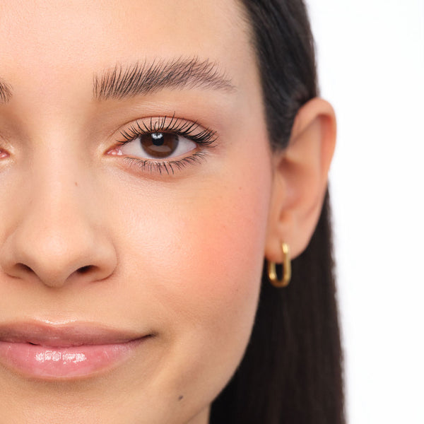 Geschminktes Gesicht mit laminierten Augenbrauen.