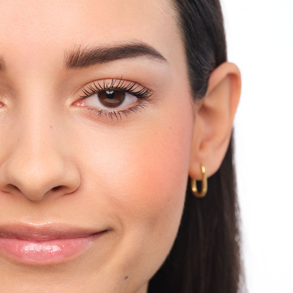 Geschminktes Gesicht mit natürlich geschminkten Augenbrauen.