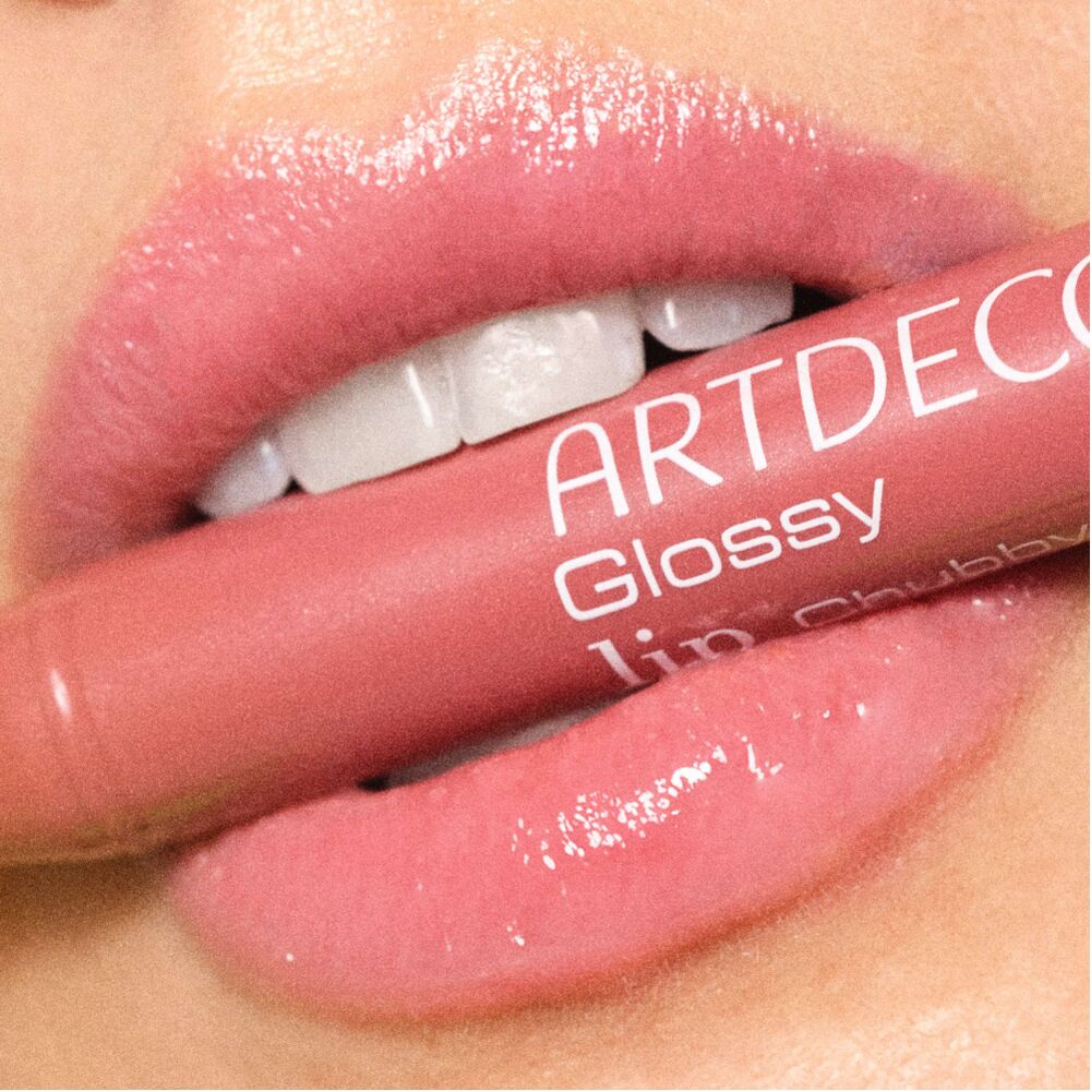 Close-up auf eine Lippen die den Glossy Lip Chubby N°20 aufgetragen hat