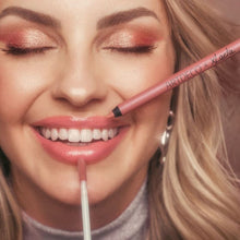 Blondes Model lacht, während der Lip Liner und das Plumping Lip Fluid aus dem limitierten I'm your Lip Kit tonight auf die Lippen aufgetragen werden