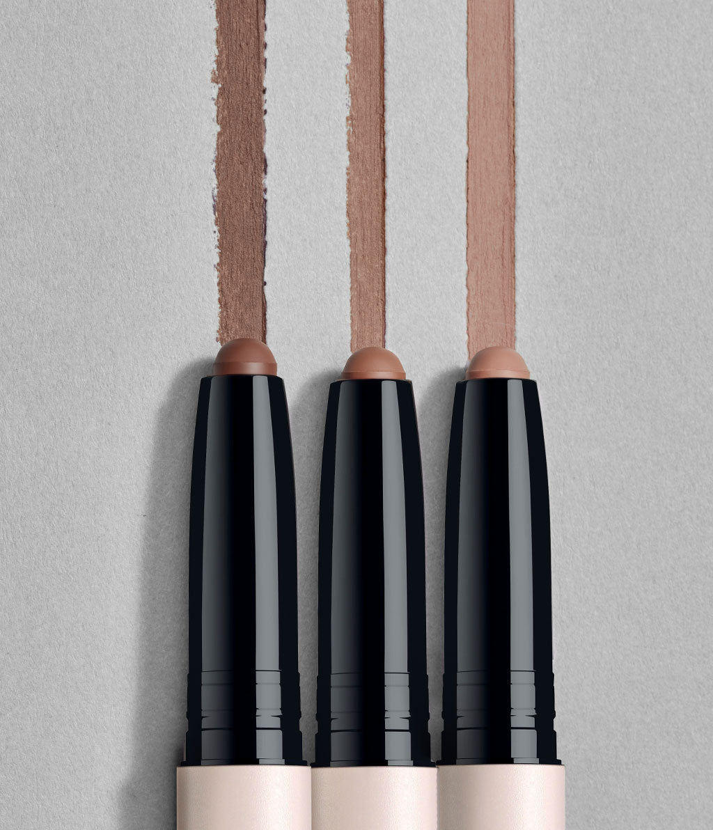 Die drei Contouring Micro Sticks liegen auf einem grauen Hintergrund. Zu den Sticks wird immer dazu passende Texturswatch gezeigt.