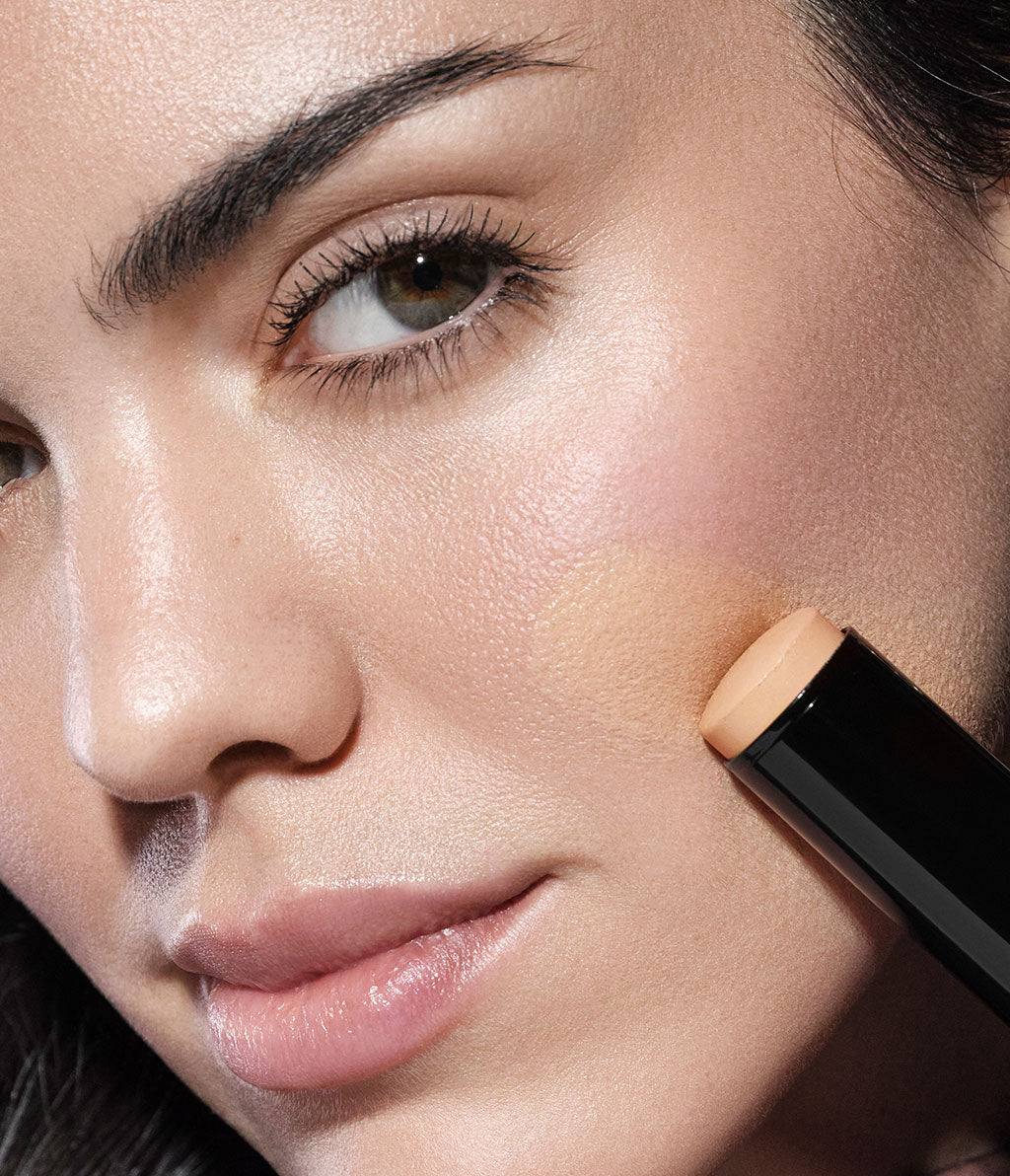 Close-up auf das Gesicht des Models, welches auf ihrer Wange den neuen Skin Perfecting Face Stick aufgetragen hat. Die Textur ist noch auf der Wange zu erkennen, da diese nicht verblendet wurde.
