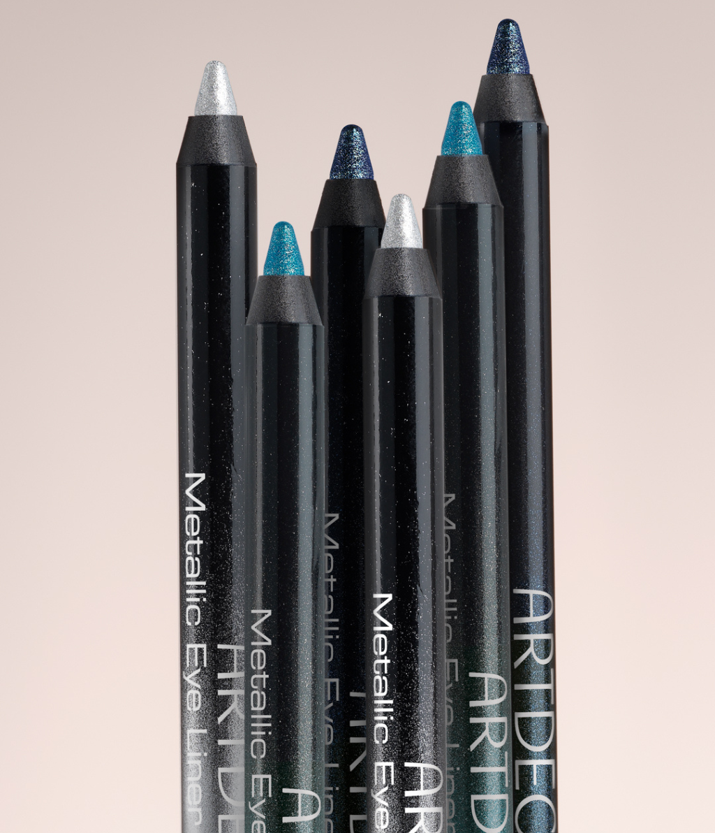 Fokus auf die Spitzen des Metallic Eye Liner, um das Metallic-Finish der Liner zu veranschaulichen. Sie stehen vor einem neutralen Hintergrund.