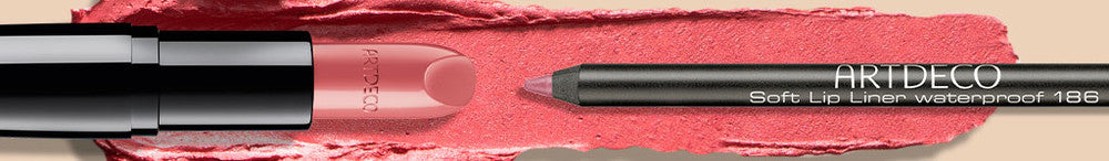 Pinkfarbener Lippenstift und Lipliner werden auf einem Textur Swatch gezeigt