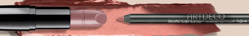 Nudefarbener Lippenstift und Lipliner werden auf einem Textur Swatch gezeigt