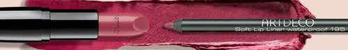 Beerenfarbener Lippenstift und Lipliner werden auf einem Textur Swatch gezeigt