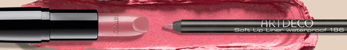 Rosefarbener Lippenstift und Lipliner werden auf einem Textur Swatch gezeigt