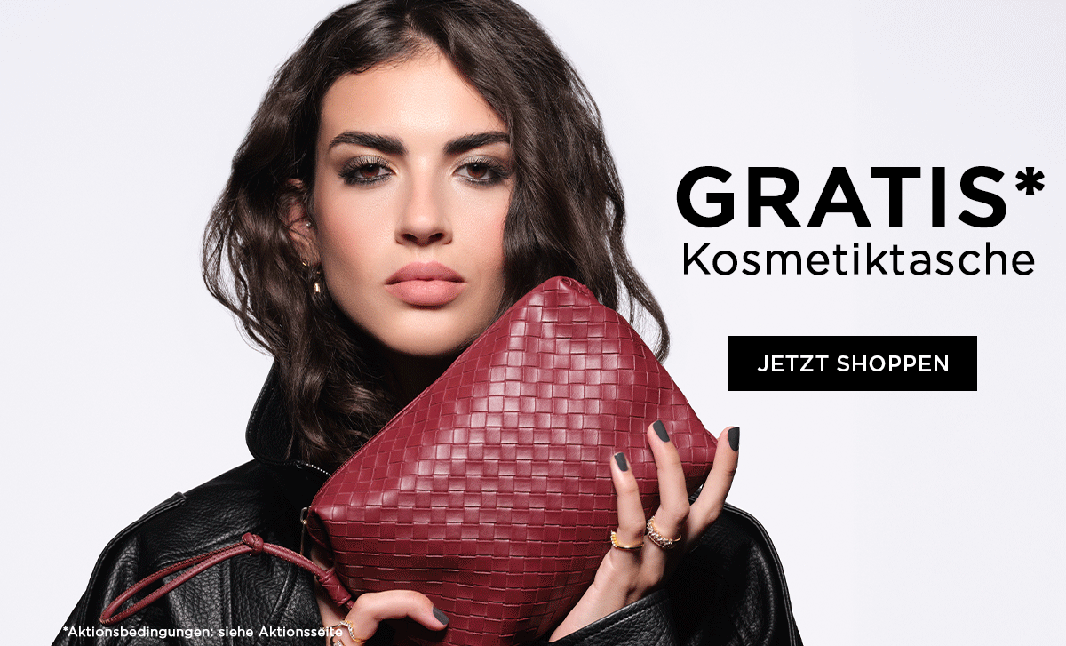 Model hält gratis Kosmetiktasche in dunkelrotem Intrecciato-Design. Ab 59€ in der Auswahl im Warenkorb erhältlich.