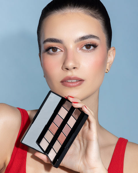 Anwendungsbild, welches das Model zeigt wie sie die Iconic Eyeshadow Palette im sommerlichen Design in der Hand hält