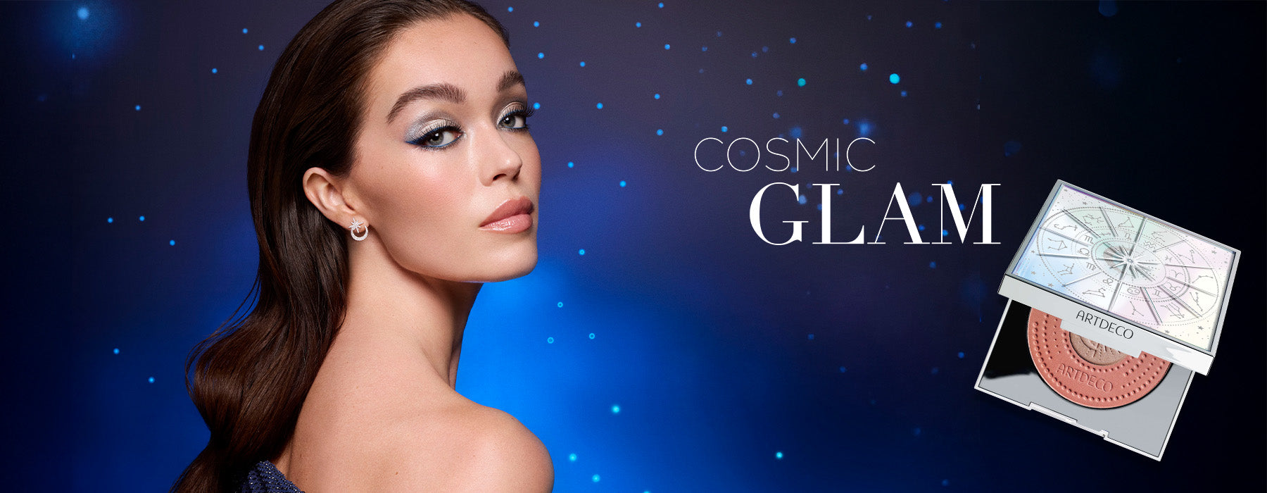 Model mit glamourösen Augen-Make-up steht im Profil, dabei wird der neue Galactic Blush Couture neben dem Namen der Kollektion "Cosmic Glam" gezeigt.