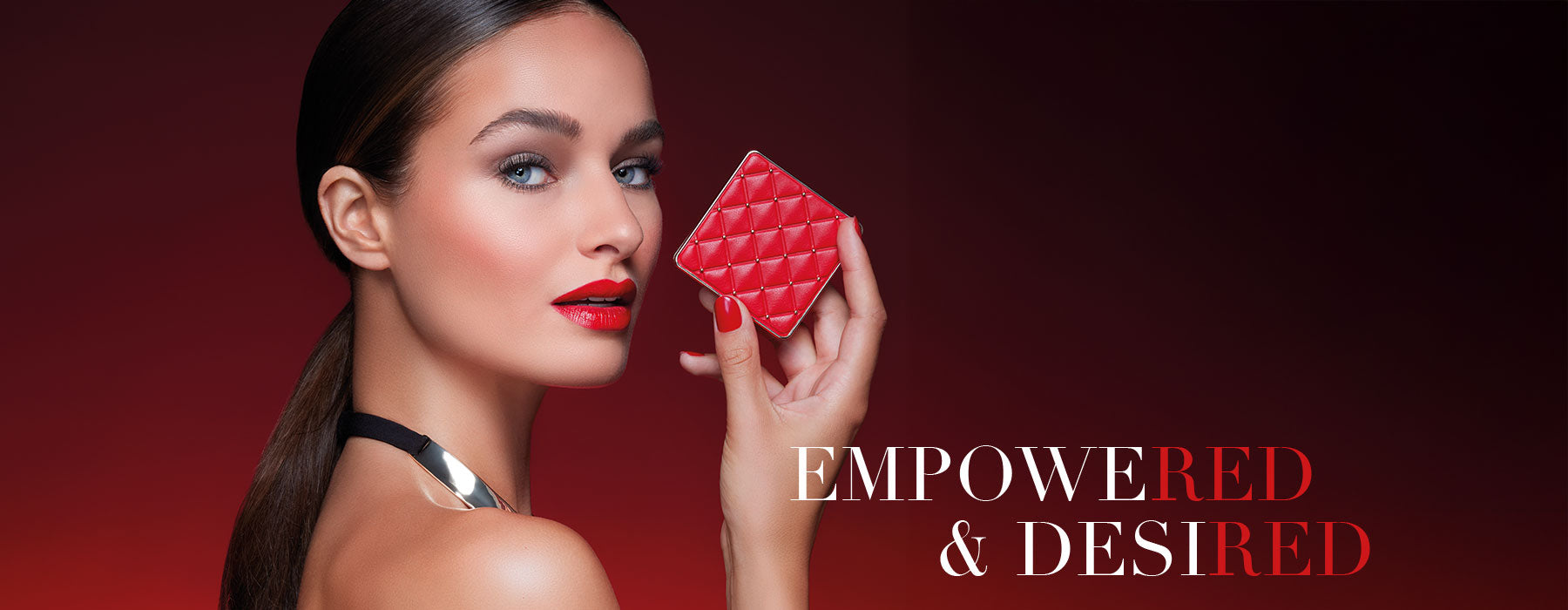 Model mit ausdrucksstarken roten Lippen steht im Profil und hält dabei den neuen Blush Couture und es steht zusätzlich der Name der Kollektion "Empowered & Desired" drauf