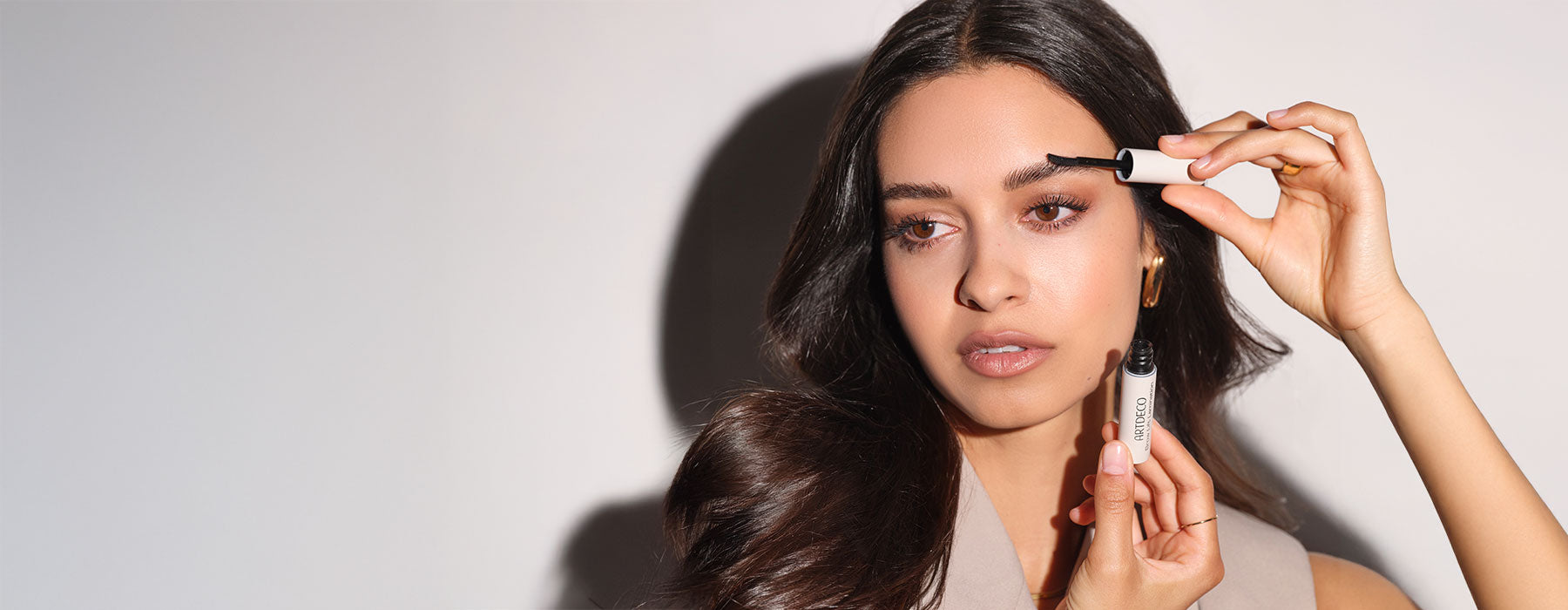 Brünettes Model trägt das neue Brow Lift Lamination aus der der Power to Brows-Kollektion auf