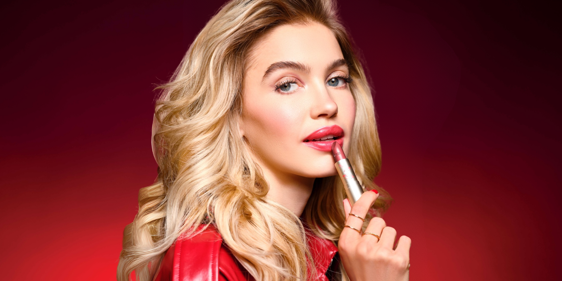 Model mit trägt Lippenstift aus der neuen Empowered & Desired-Kollektion von ARTDECO  auf ür einen luxuriösen Herbst-Look 