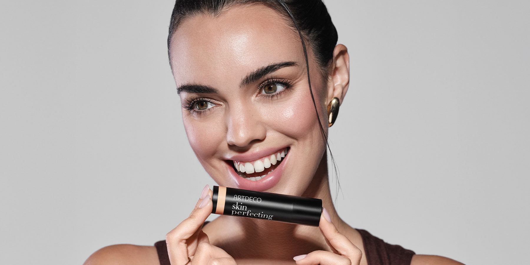 Keyvisual der neuen Your Skin Perfected-Kollektion von ARTDECO. Entdecke die neuen Foundation Sticks für einen ebenmäßigen Teint.