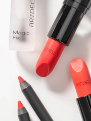 Zwei Lippesntifte und Lipliner in Rot und Orange zusammen mit einem Magic Fix