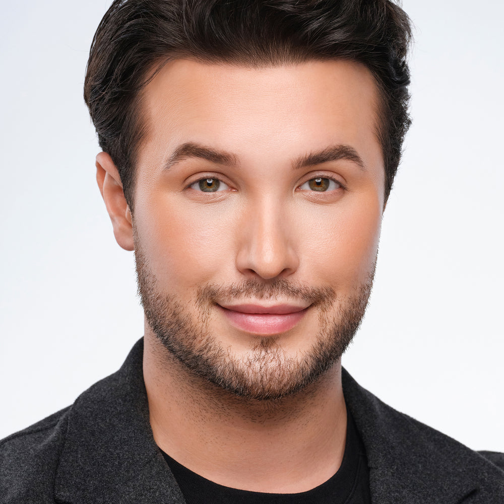 Maxim Giacomo mit aufgetragenem Unisex Make-up.
