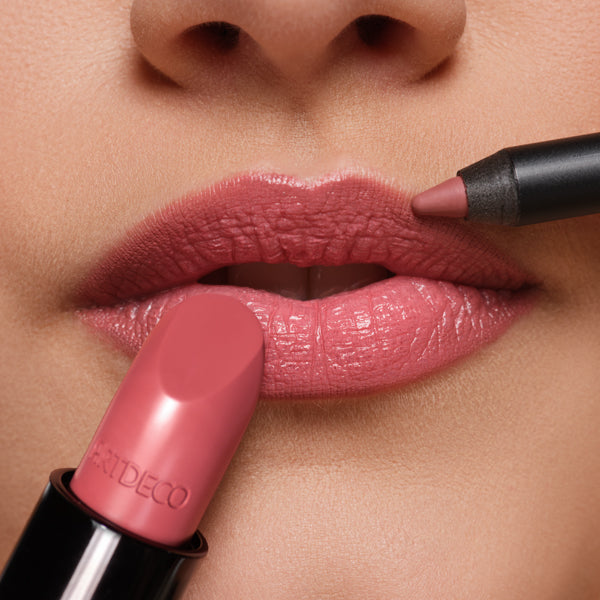 Lippen Close-up mit Perfect Color Lipstick N°830 und Soft Lipliner N°131
