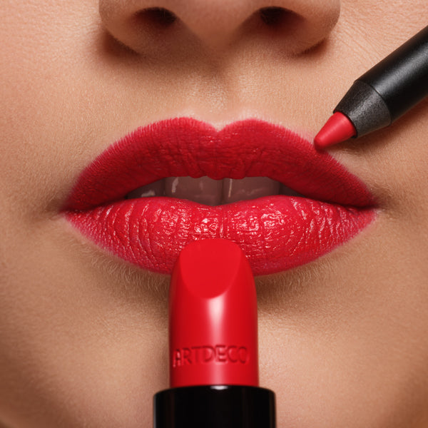 Lippen Close-up mit Perfect Color Lipstick N°803 und Soft Lipliner N°108