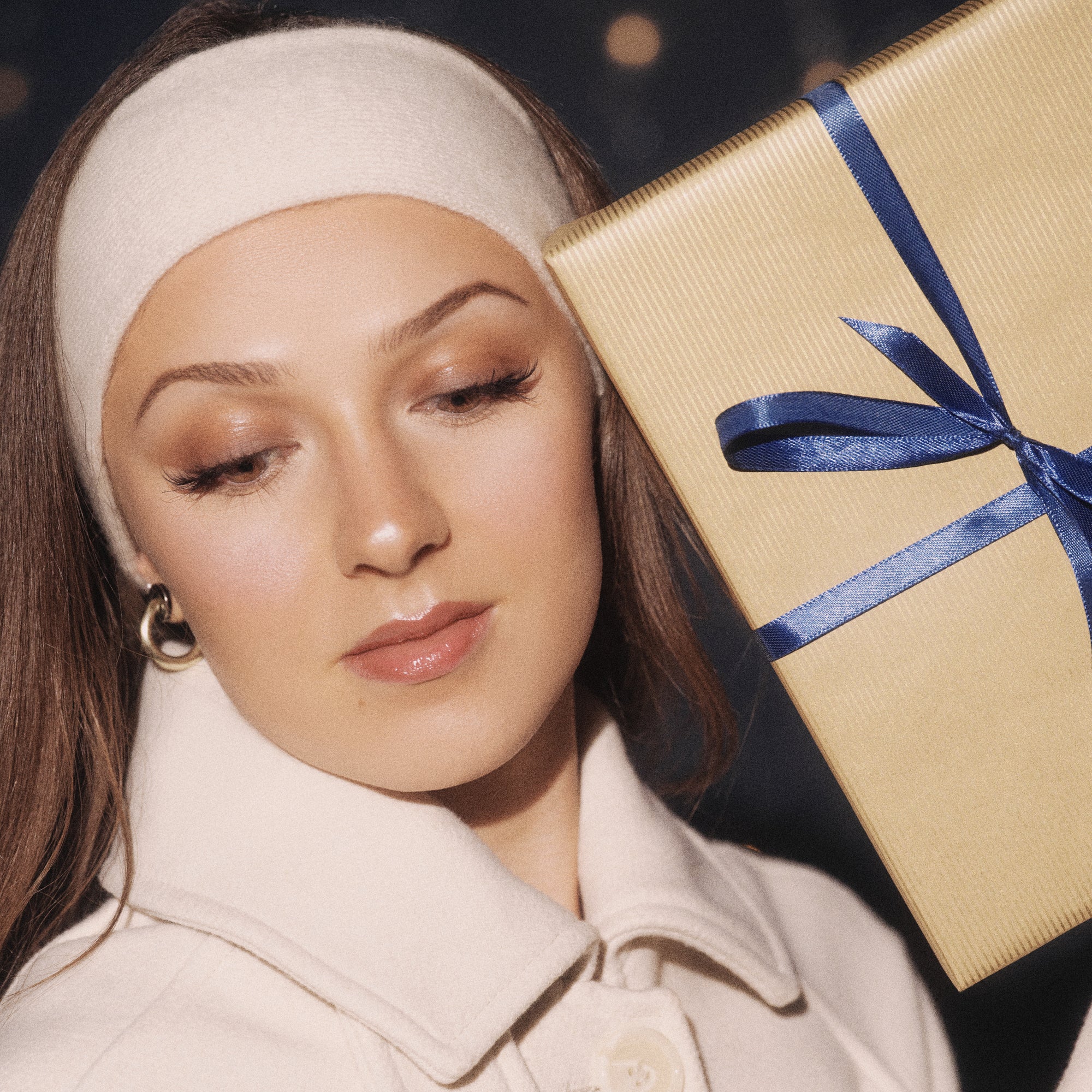 Model hält ein Geschenk