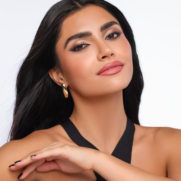 Model mit vollendetem Abend-Make-up: Soft-Glam-Look mit definierten Augen, rosigem Teint und Lippen in sattem Rosenholz.