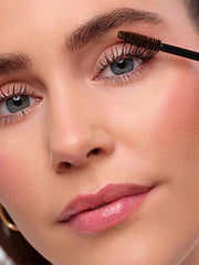 Braune All in One Mascara wird auf Wimpern aufgetragen, um den natürlichen Clean Girl Make-Up Look zu vervollständigen.
