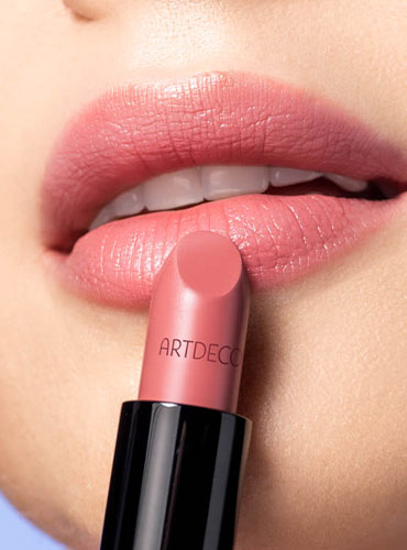 Anwendung eines schönen rosafarbenen Lippenstiftes
