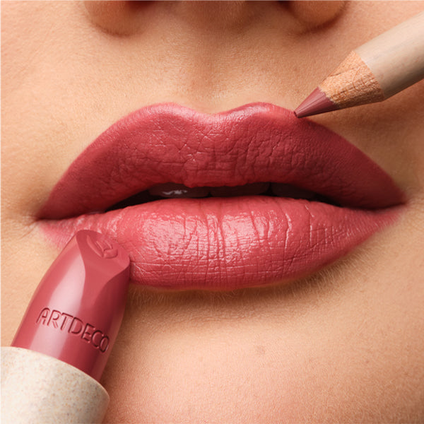 Lippen Close-up mit Natural Cream Lipstick N°638 und Smooth Lipliner N°28