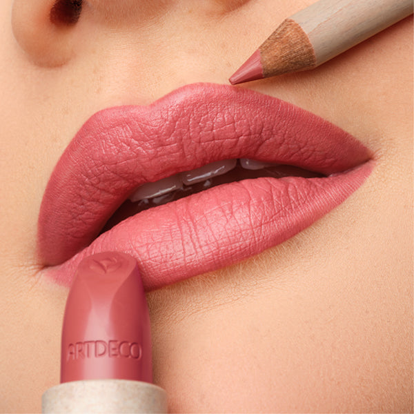 Lippen Close-up mit Natural Cream Lipstick N°646 und Smooth Lipliner N°20