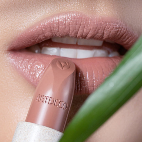 Lippen Close-up mit Natural Cream Lipstick N°632 und Smooth Lipliner N°86