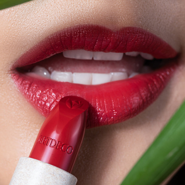 Lippen Close-up mit Natural Cream Lipstick N°607 und Smooth Lipliner N°08
