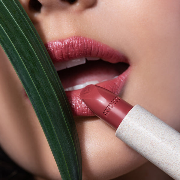 Lippen Close-up mit Natural Cream Lipstick N°643 und Smooth Lipliner N°24