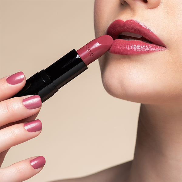 Lippen Close-up mit Perfect Color Lipstick N°818 und Soft Lipliner N°190