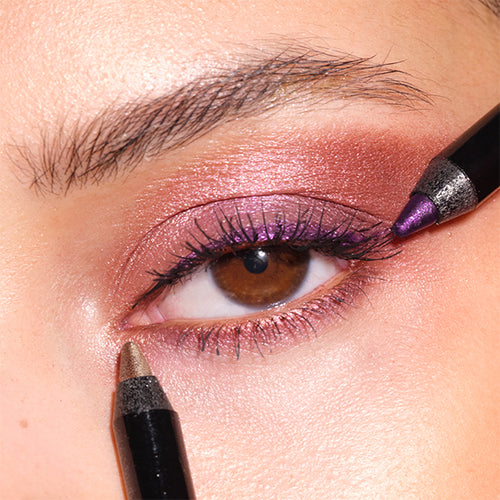 Close-up auf das geschminkte Auge des Models, an welchem zwei neue Nuancen „metallic nude rose“ und „metallic lavender“ des Metallic Eye Liner in Anwendung gezeigt werden