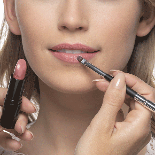GIF Nahaufnahme eines Models, auf dessen Lippen abwechselnd von einem Make-up Artist Lippenstift und ein Fixierendes Lippenprodukt aufgetragen wird. 